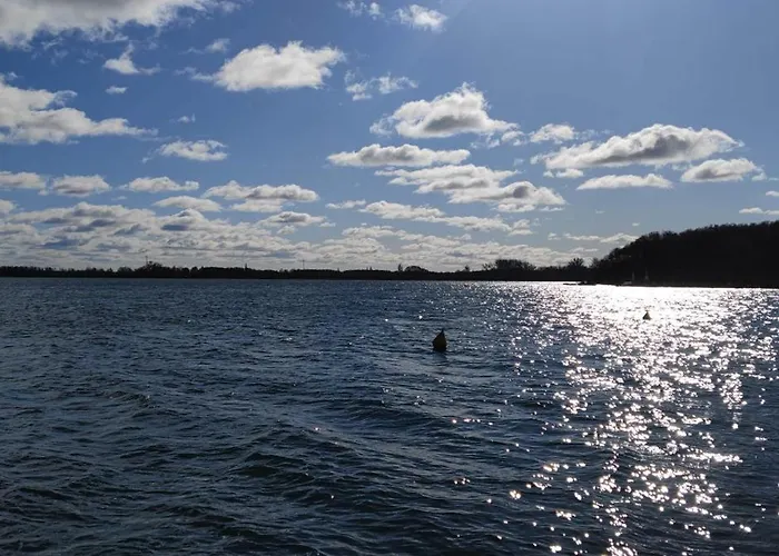 Am Schweriner Aussensee * Schwerin (Mecklenburg-Vorpommern)